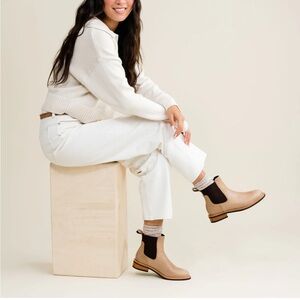 NWT Nisolo Carmen Chelsea Boot almond size 6.5